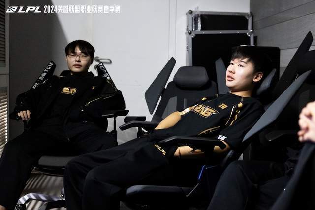 出色防守引发热议！，JackeyLove在中国队比赛中爆冷赛场气氛高涨(jackeylove2021)